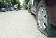 Sisir Mobil Parkir di Badan Jalan, Kempesi Ban Kendaraan Supaya Jera