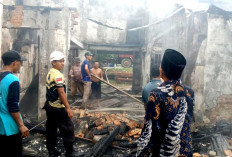 Muncul Percikan Api dari Kamar, 4 Unit Ruko Hangus Terbakar, Kerugian Korban Mencapai Rp2 Miliar
