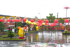 Hujan Tak Surutkan Semarak, Festival Lampion Imlek di Prabumulih Sajikan Bazar Kuliner Vegetarian Halal