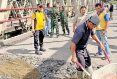 Gotong Royong Tutup Lubang di Jalinsum