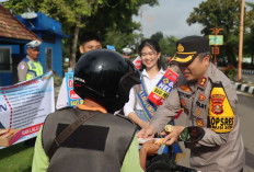 Valentine Unik di Muba! Polisi Hadiahi Cokelat untuk Pengendara Patuh Aturan, Pengendara Semringah