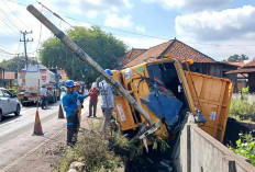 Diduga Sopir Ngantuk, Truk Batu Bara Terguling 