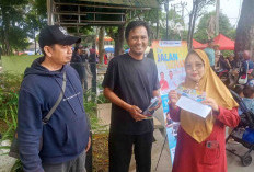 Diguyur Gerimis, Antusias Warga Berburu Tiket Jalan Sehat Sumeks di Kambang Iwak Tak Surut