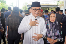 Joncik Muhammad dan Istri Melayat Hingga Antarkan Jenazah Alex Noerdin ke Peristirahatan Terakhir