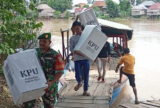 Distribusi Logistik Pilkada di Ogan Ilir Perahu Gethek Jadi Solusi Jarak Jauh ke Desa Pemulutan Selatan