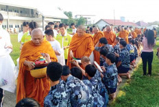 Salurkan Derma untuk Bhiksu Sangha