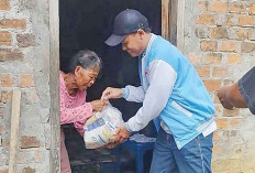 Salurkan Puluhan Paket ke Warga Kurang Mampu