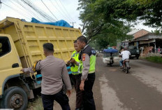 Diduga Lelah dan Mengantuk, Dua Pemotor Tak Sadarkan Diri Usai Dihantam Truk di Talang Jambe