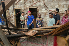 Tua Dimakan Usia, Rumah Tukang Ojek di Lahat Ambruk di Tengah Malam