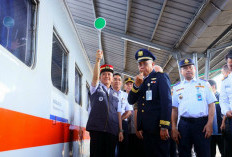Pakai Topi Masinis, Pj Gubernur Sumsel Lepas 1.040 Pemudik Gratis Gunakan Kereta Api. Berikut Pesannya