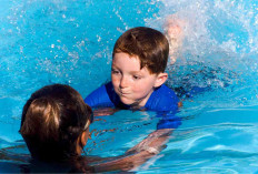 Tips Aman Berenang dengan Anak yang Tidak Boleh Diabaikan