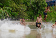 Cerianya Anak-Anak Mengisi Liburan dengan Bermain dan Mandi Bersama di Saluran Air