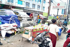 Nekat Jualan di Pinggir Jalan, Lapak Ayam Geprek Diseruduk Mobil, Begini Kondisinya  