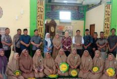 Wakil Bupati Banyuasin Turun Saat Hujan, Jalan Rusak Lebung Permai Jadi Sorotan Warga