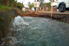 Pipa PDAM Tirta Musi di Jalan Nurdin Panji Alang-Alang Lebar Pecah, Air Menyembur Setinggi 1,5 Meter