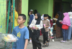 Pembagian Makanan Bergizi di MI Quraniah 1 Palembang Disambut Antusias Siswa