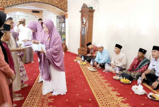 Diwarnai Tangis Haru, Puluhan Anak Yatim Piatu Terima Santunan MT Tarbiyah Islamiyah 