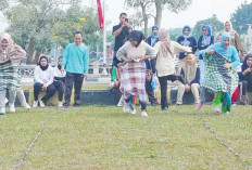 Meriah, Lomba Makan Kerupuk Hingga Lari Sarung