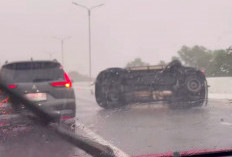 Slip Ban Saat Hujan, Fortuner Terbalik di Tol Palindra