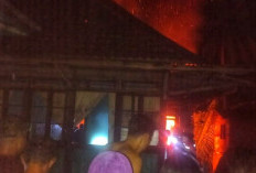 Aksi Heroik Idil Fitri: Bopong Anak Lumpuh Keluar dari Rumah yang Terbakar di Muratara