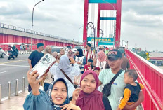Warga Pendatang Penasaran Ingin Naiki Menara Jembatan Ampera Sembari Berswafoto
