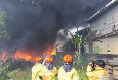 Kebakaran Gudang Ban di Kemuning Picu Kepanikan Warga Saat Momen Lebaran