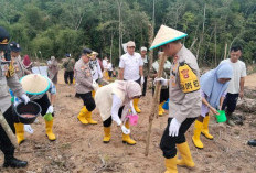 Polres Lahat Dukung Ketahanan Pangan Melalui Penanaman Jagung di Desa Bunga Mas