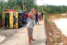 Melintas di Jalan Rusak, Truk Pembawa Sawit Nyaris Tercebur ke Sungai, Begini Kondisinya