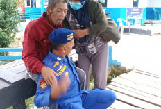 Satpolairud Muba Tunjukkan Kepedulian, Bantu Warga Sakit di Sungai Lalan