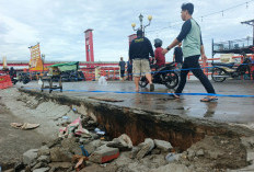 Lahan Parkir dan Jalan Umum di Kawasan Wisata 9/10 Ulu Palembang Amblas