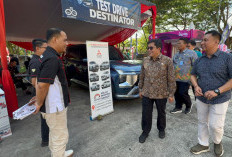 Test Drive Mitsubishi Destinator Jadi Magnet di Festival Panjat Pinang 80 Pohon Sumatera Ekspres
