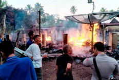 Dua Rumah Panggung Terbakar di Muara Danau