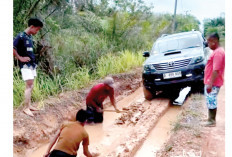 Diguyur Hujan, Jalan Poros  Desa Lebak Beriang Terendam bak Kubangan