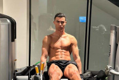 Wow, Ronaldo Pamer Otot Bersama  Anak