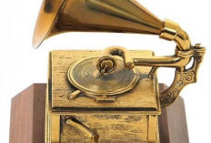 Wow, Piala Grammy Rock Koleksi John Lennon Ditawar Rp7,5 Miliar