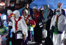 Kepulangan Haru Kloter 18 Debarkasi Palembang: 365 Jemaah Tiba, Satu Wafat di Tanah Suci