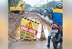 Gara-Gara Lubang Galian Dibiarkan Menganga, Calon Penumpang Jalan Kaki ke Bandara SMB 2