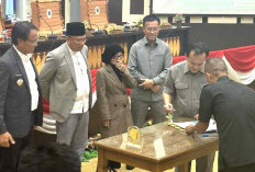 Momen Haru di Rapat Terakhir DPRD OKI Periode 2019-2024 Ditutup dengan Foto Bersama