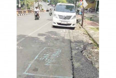 Jalan Jenderal Sudirman Penuh Coretan, Diduga Kaplingan Jualan saat Karnaval