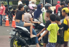 Jalanan Simpang Empat DPRD Sumsel Dipadati Warga, Antusias Dukung Orasi Mahasiswa