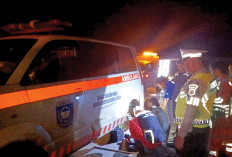 Mobil Ambulans RSUD OKU Selatan Tabrak Pembatas Tol Indraprabu, Diduga Akibat Patah Baut Roda Kiri Belakang