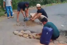 Sopir Travel Gotong Royong Perbaiki Jalan Rusak di Jalur Poros Empat Lawang