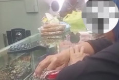Terekam CCTV, Aksi Emak-emak Coba Curi Emas di Shopping Center Kayuagung Gagal