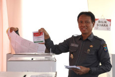 Pj Bupati Asmar Wijaya Keliling Kabupaten OKI Pantau TPS, Baru Nyoblos di TPS 9 Sukadana Kayuagung