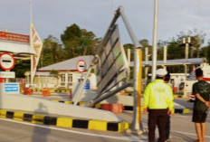 Tabung Angin Diduga Meledak, Truk Fuso Tabrak Gerbang Tol di Jalintim