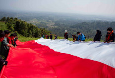 Perayaan HUT RI ke-79: Bendera Raksasa Menghiasi Puncak Bukit JKK di Lahat