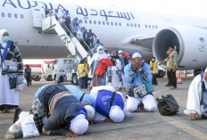 Jemaah Haji Kloter 1 Sujud Syukur Begitu Tiba di Debarkasi Palembang, Merasa Puas Pelayanan Petugas Haji