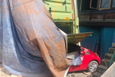 Hendak Mendahului, Fuso yang Dikendarai Harafael keluar Jalintim Tabrak Rumah dan Honda Jazz di Serinanti 