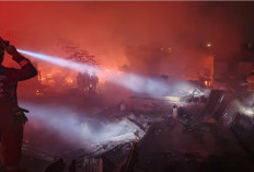 Kobaran Api Bakar Belasan Rumah, Jalintim Palembang–Indralaya Lumpuh Total