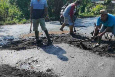Arus Mudik Mulai Ramai, Warga di Kabupaten Ini Perbaiki Sendiri Jalan Provinsi yang Rusak